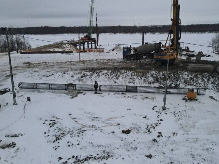 На стройке Северного обхода Омска начали возводить технический мост через Иртыш