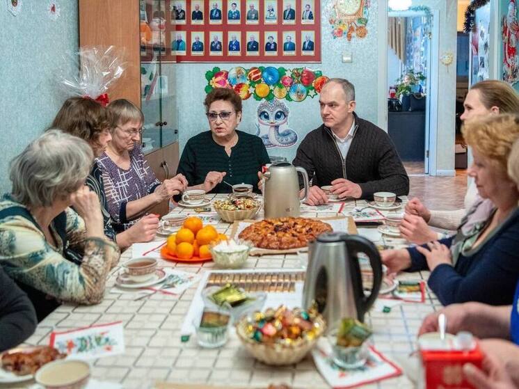 Глава Салехарда в преддверии Нового года встретился со старожилами города