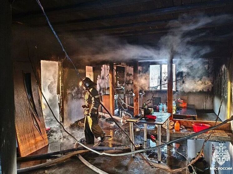 Во Владивостоке сегодня полыхало административное здание на Выселковой