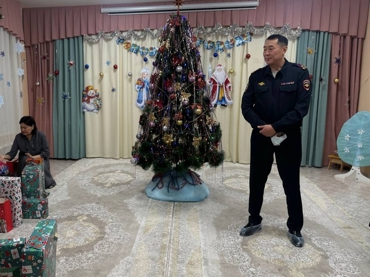 В Улан-Удэ «Полицейский Дед Мороз» пришел в «Аистенок»