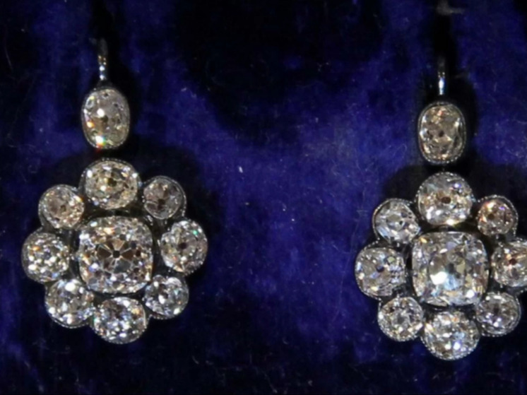 На Дону пытаются продать серьги с бриллиантами 19 века и антикварный шкаф