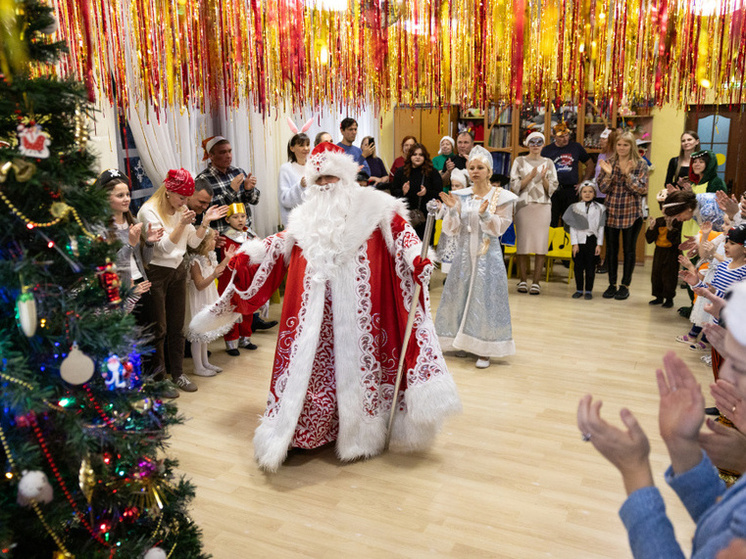 Буратино, лиса Алиса и Дед Мороз: в школах и детских садах Владивостока проходят новогодние утренники