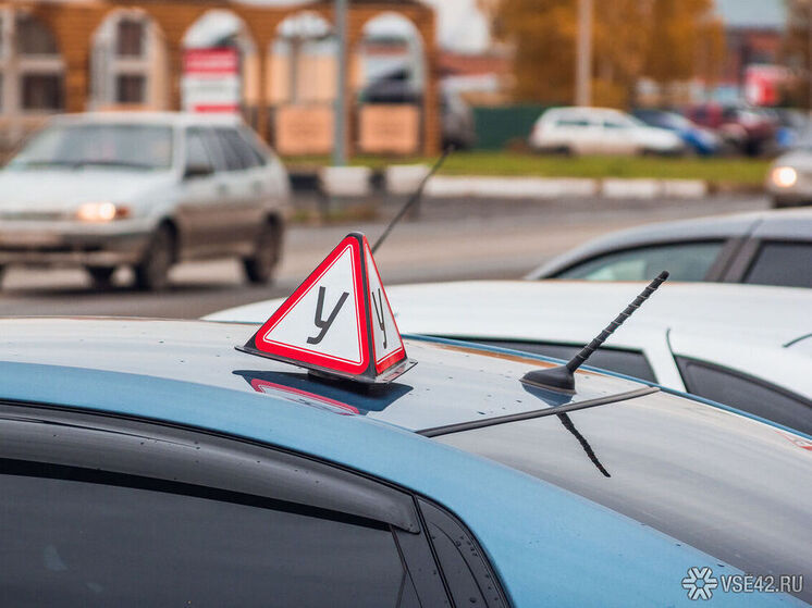 Инструктор автошколы в Новокузнецке выехал на реверсивную полосу и получил штраф