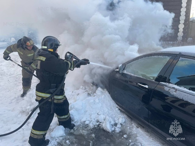 На улице в Екатеринбурге загорелся автомобиль «Мерседес»
