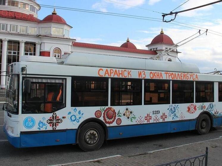 Новогодний троллейбус покатал школьников по улицам Саранска