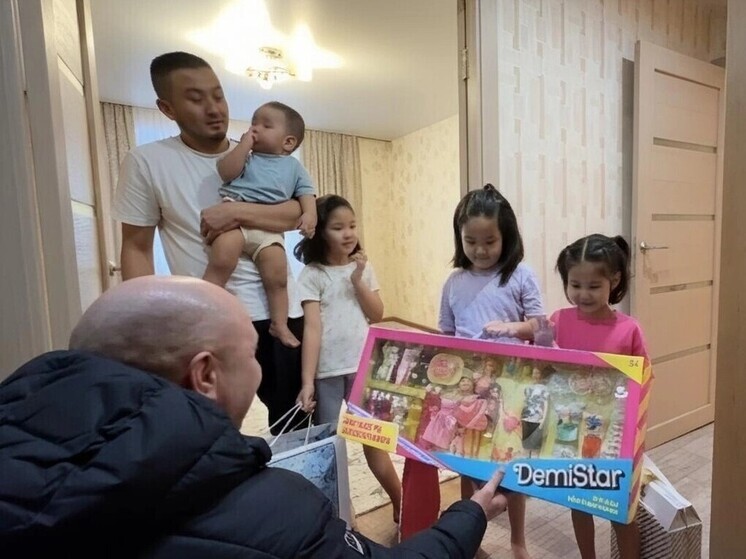 Заммэра Алексей Макаров исполнил желания сестёр-томичек в рамках акции «Ёлка желаний»