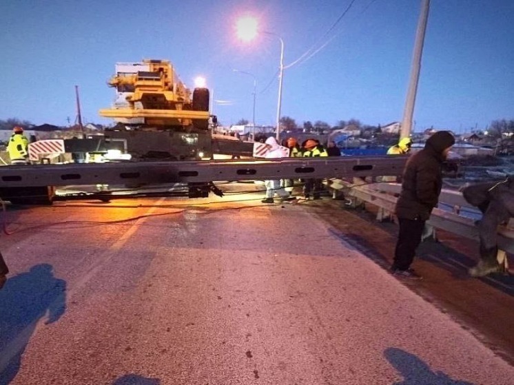 В Астраханской области перекрыли мост из-за упавшей сваебойной установки