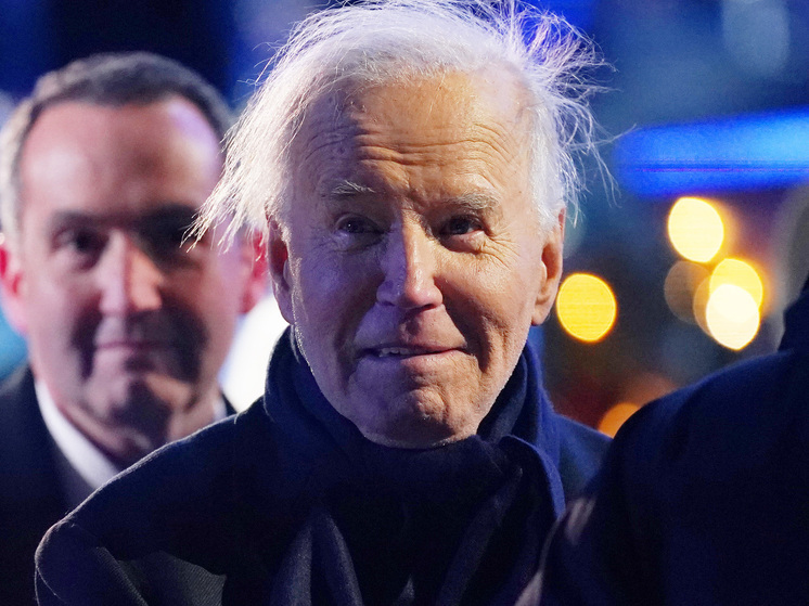 Экс-президент США Байден спрятался за женой на рождественском семейном фото