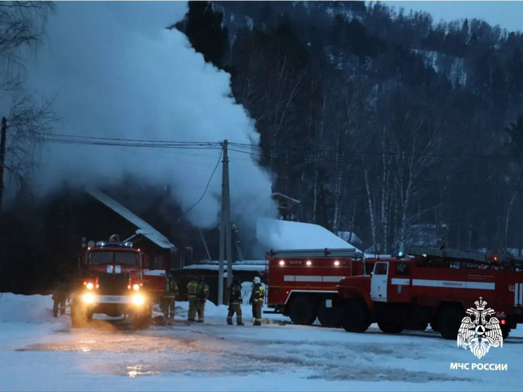 Крупный пожар произошел на турбазе в Республике Алтай