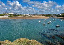 Двое мужчин пропали в море недалеко от пляжа Девон в Великобритании на Рождество