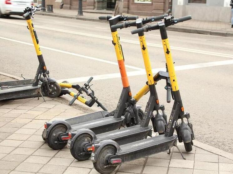 Соцсети: Подростки в Сочи попытались вскрыть прокатный электросамокат