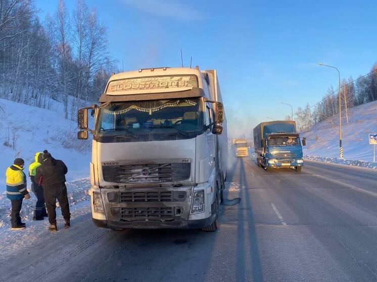 Госавтоинспекторы под Тобольском помогли дальнобойщику, оставшемуся без топлива