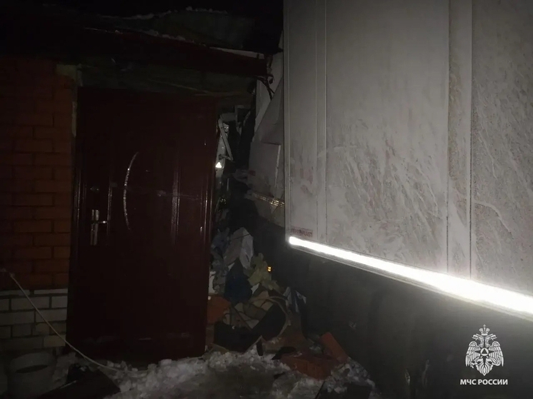 Грузовик влетел в дом в Тверской области: водителя зажало в кабине