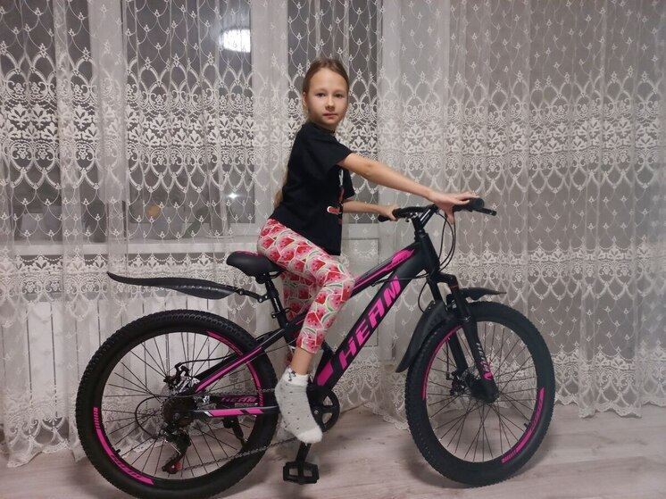 «Елка желаний»: 2 ребенка из Волновахи получили подарки от пожарных и спасателей Ямала