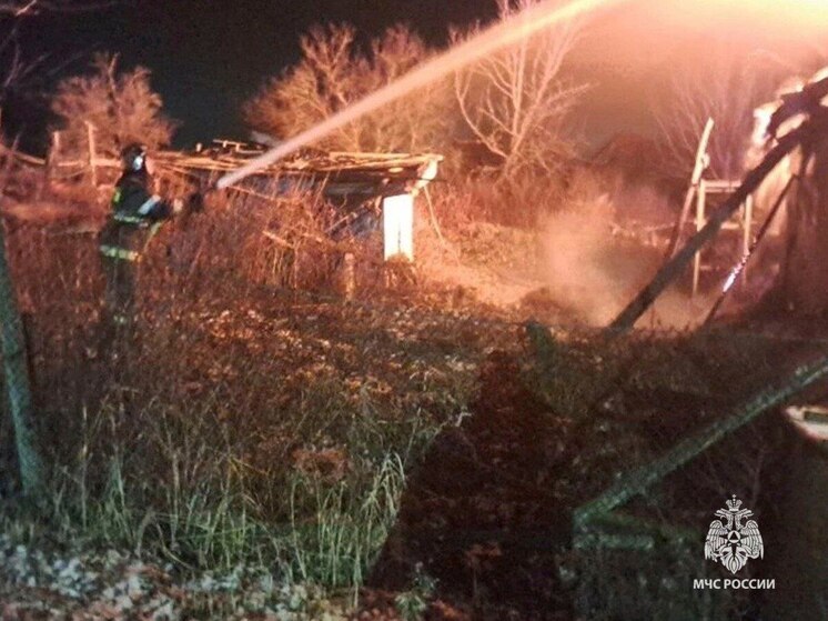 В Заокском районе потушили заброшку на территории СНТ «Велегож парк»