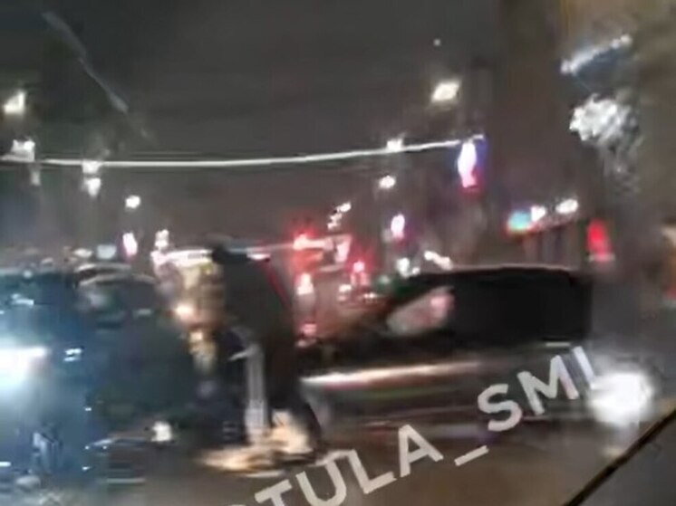 Легковушки перекрыли трамвайные пути в центре Тулы после ДТП