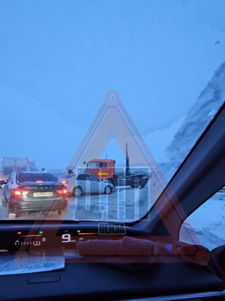 Массовое ДТП произошло на трассе М-5 в Мокшанском районе: движение затруднено