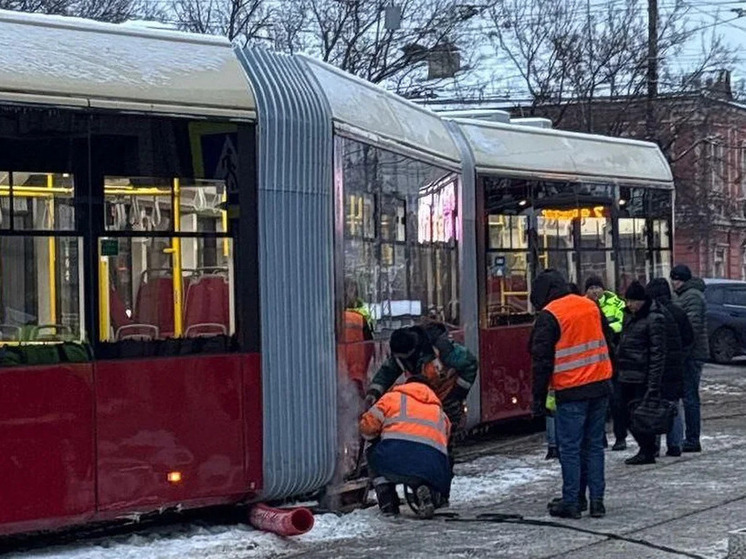 Неудачный старт: трехсекционный трамвай сошёл с рельсов