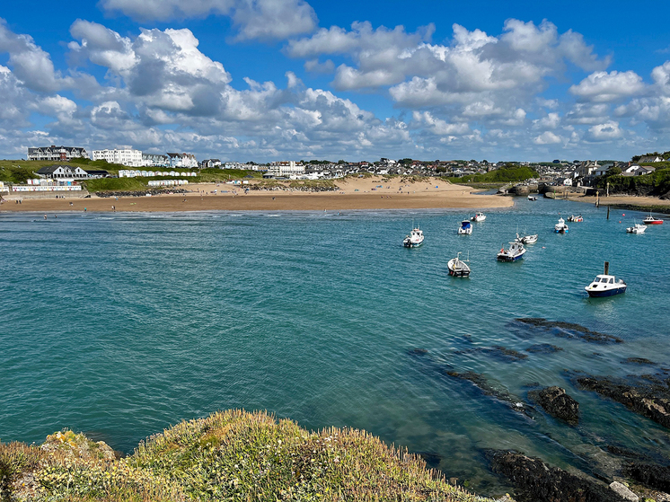 В Британии не смогли найти оказавшихся в море двух мужчин