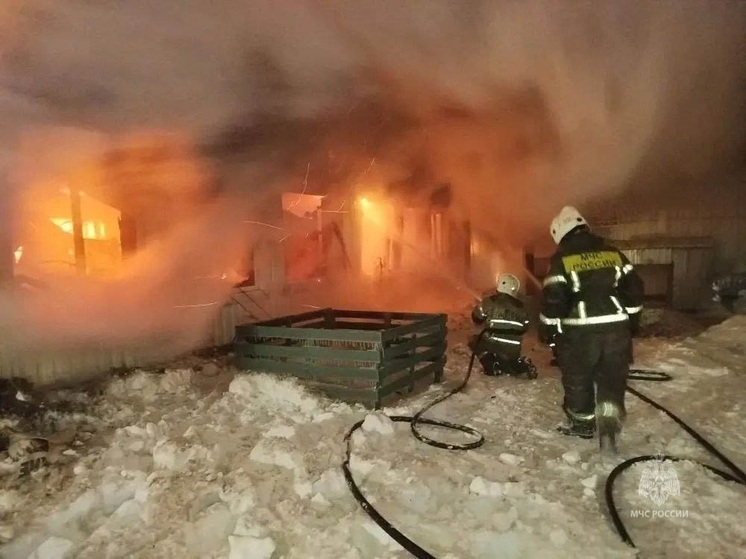 Ночью произошел крупный пожар на складе в Екатеринбурге
