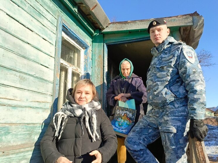 Астраханские приставы помогли слепой пенсионерке в канун Нового года