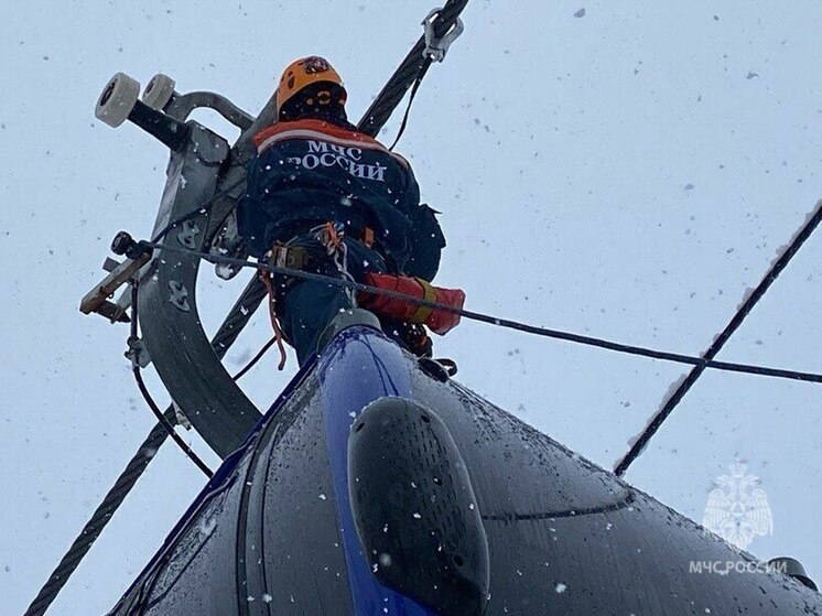 В горном кластере Сочи спасатели провели учения по снятию условно пострадавших с канатно-кресельной дороги