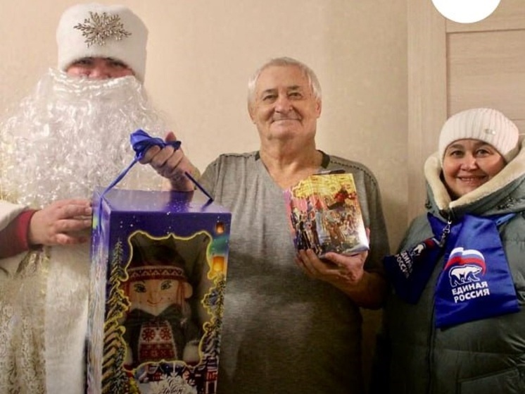 Дети ВОВ в Губкинском встретили Деда Мороза с подарками