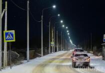 Установка уличного освещения в 2025 году идет в областной столице по трем направлениям: монтаж новых светильников вдоль дорог в разных районах города; дополнительное освещение пешеходных зон; архитектурное освещение на центральных и магистральных улицах в историческом центре, в котором используются стилизованные фонари