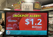 Билет, проданный в Арканзасе, принес джекпот в лотерее Powerball на сумму 1,8 миллиарда долларов после розыгрыша в среду вечером, что сделало его одним из крупнейших лотерейных призов в истории США – что характерно, супервыигрыш пришел как раз к Рождеству