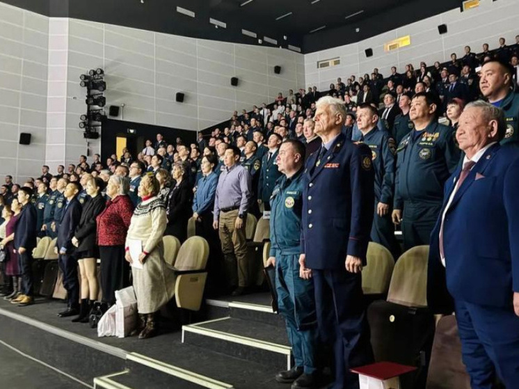 Спасатели Якутии отметили профессиональный праздник и 35-летие МЧС России