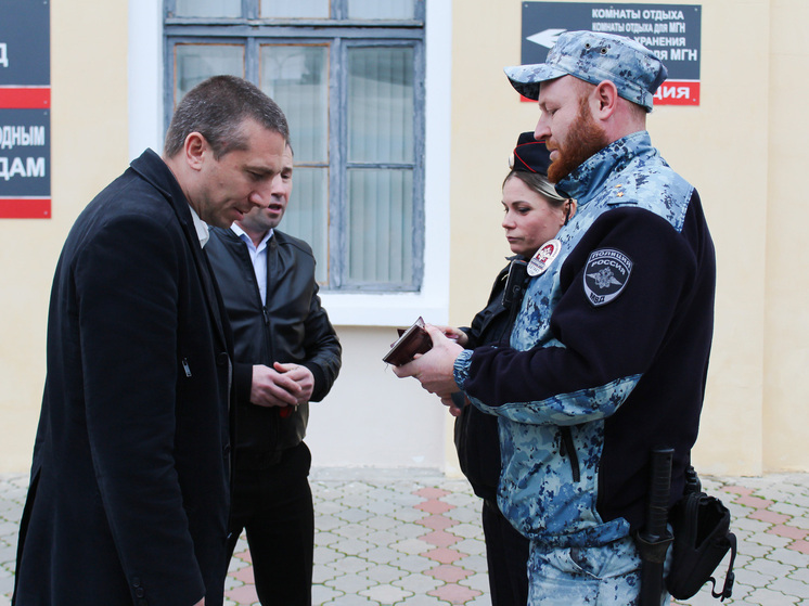 Председатель Общественного совета при Крымском линейном управлении МВД России на транспорте Николай Горбунов провёл проверку организации службы в Феодосийском линейном пункте полиции. Визит осуществлён в рамках регулярного общественного контроля за соблюдением прав и свобод граждан в подразделениях транспортной полиции.