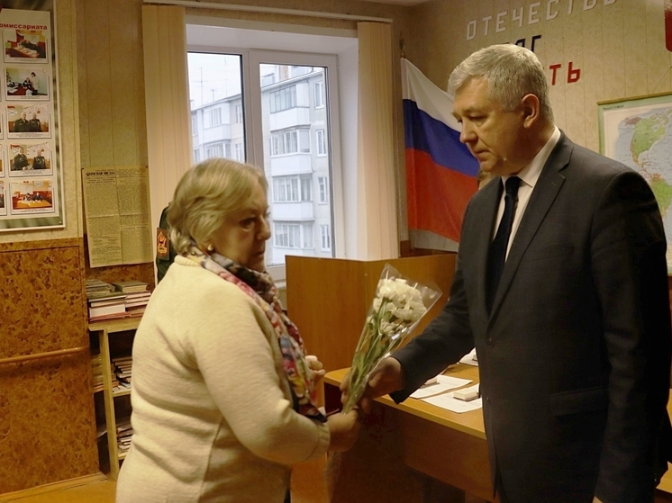 Брянским семьям погибших героев передали ордена Мужества