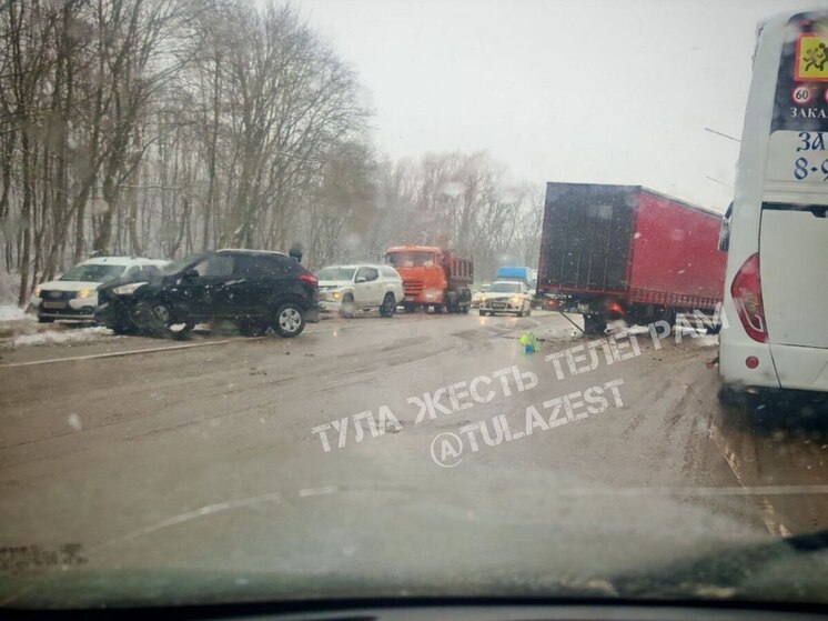 Массовая авария заблокировала Новомосковское шоссе в Туле
