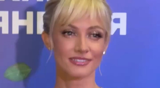 Полина Максимова в платье принцессы показала фигуру 