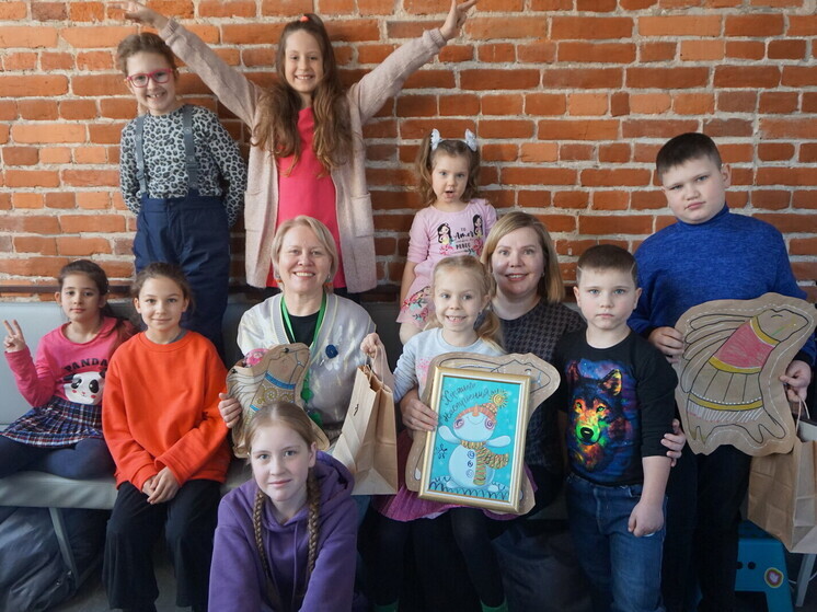 Накануне Нового года часто происходят чудеса. Одно из них хабаровская детвора смогла создать своими руками. А именно на мастер-классе, где они самостоятельно изготовили подарочную упаковку в виде коня и каллиграфически написали новогоднее поздравление.