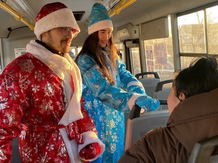 Дед Мороз поздравил жителей Херсонской области в городских автобусах