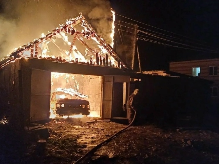 В Курской области пожар уничтожил гараж с автомобилем внутри
