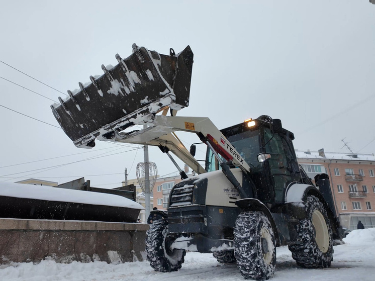 В Барнауле усиленно очищают дороги от выпавшего снега