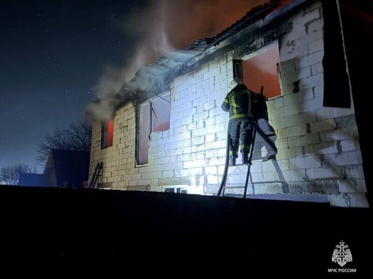 В Валуйках у горящей двухэтажки обвалилась кровля
