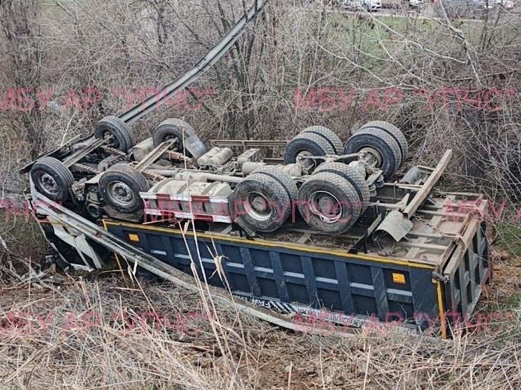 В Аксайском районе грузовик опрокинулся на крышу