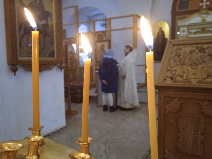 Рождественский сочельник — особый вечер тихой радости и семейного единения, когда принято делиться теплыми пожеланиями с самыми близкими