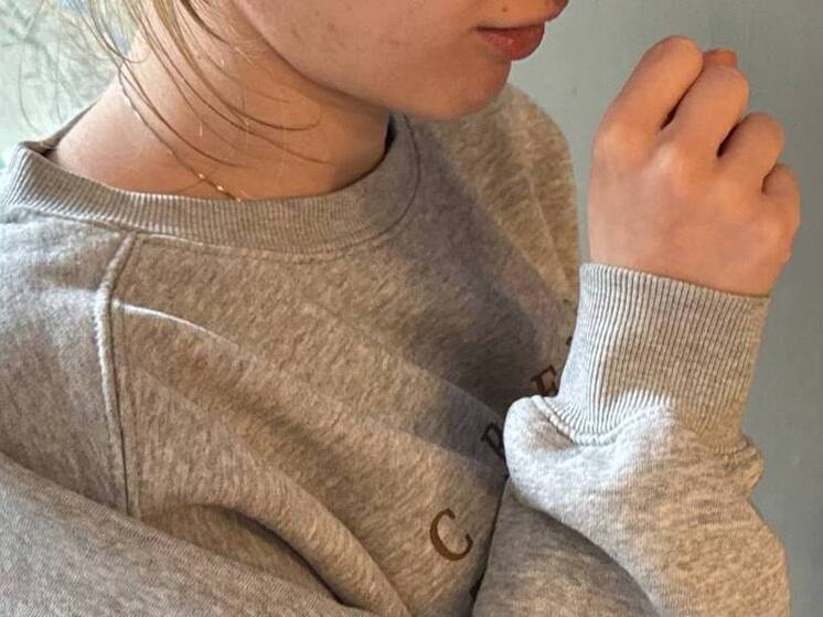 Последняя неделя декабря – это время, когда все спешат подготовиться к Новому году. Нужно купить подарки, обновить прическу, побывать на корпоративе и детских праздниках, а также сходить на новогодние концерты. Но с увеличением числа мероприятий растет и риск подхватить вирус, предупреждает Роспотребнадзор.