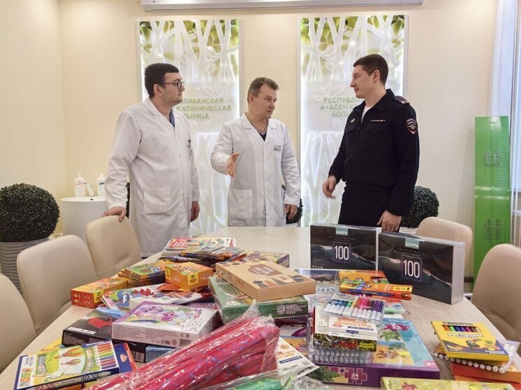 Полицейский Дед Мороз пришёл к маленьким пациентам РДКБ Чувашии