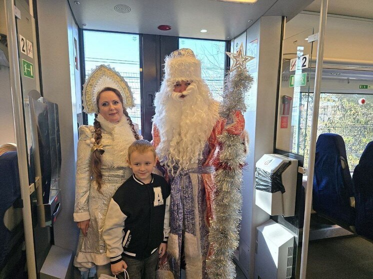 В Сочи Дед Мороз и Снегурочка вручили подарки пассажирам «Ласточки»
