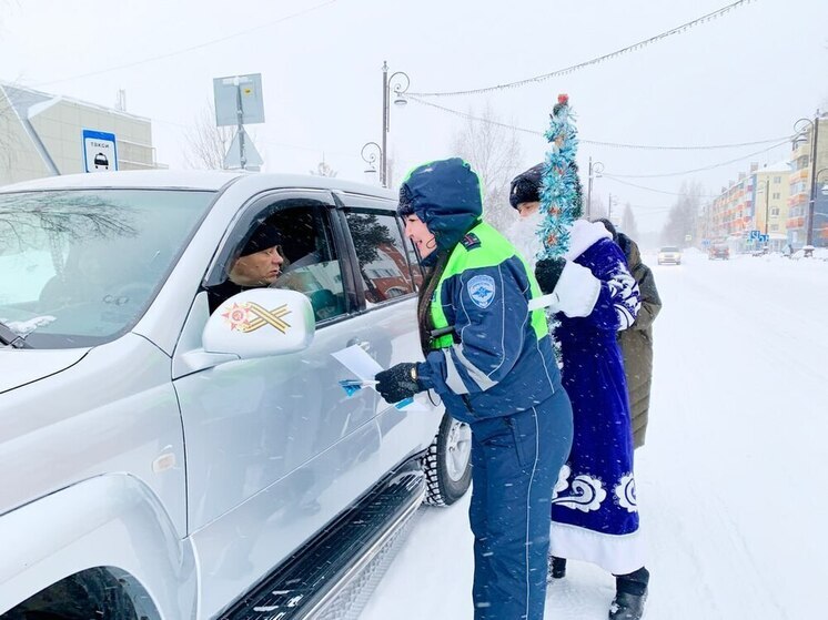 Дед Мороз в погонах: в Белоярском прошёл праздничный патруль