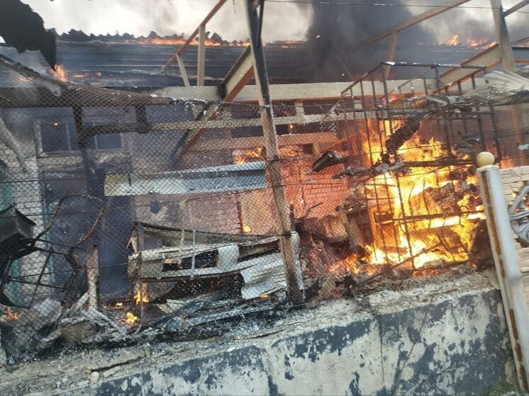 В Каховке в результате атаки БПЛА загорелся рыбный цех