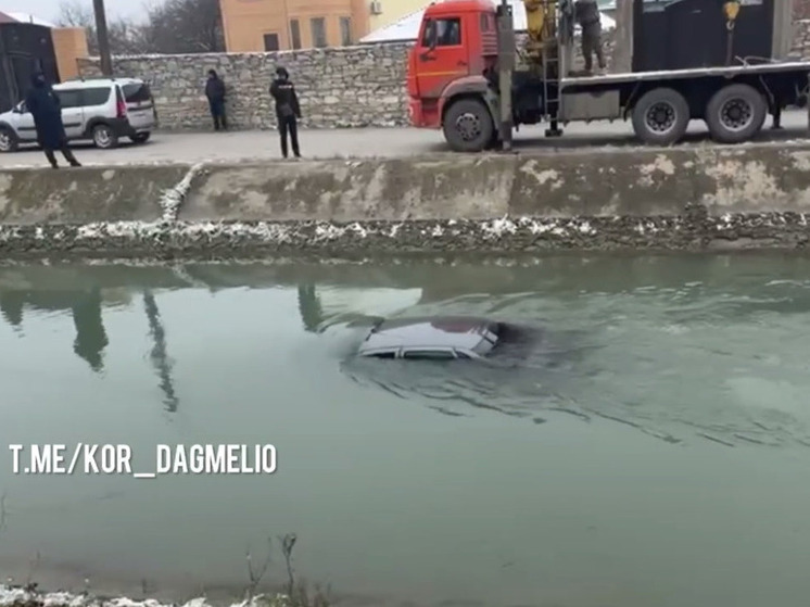 Автомобиль «Лада Приора» упал в канал в Махачкале