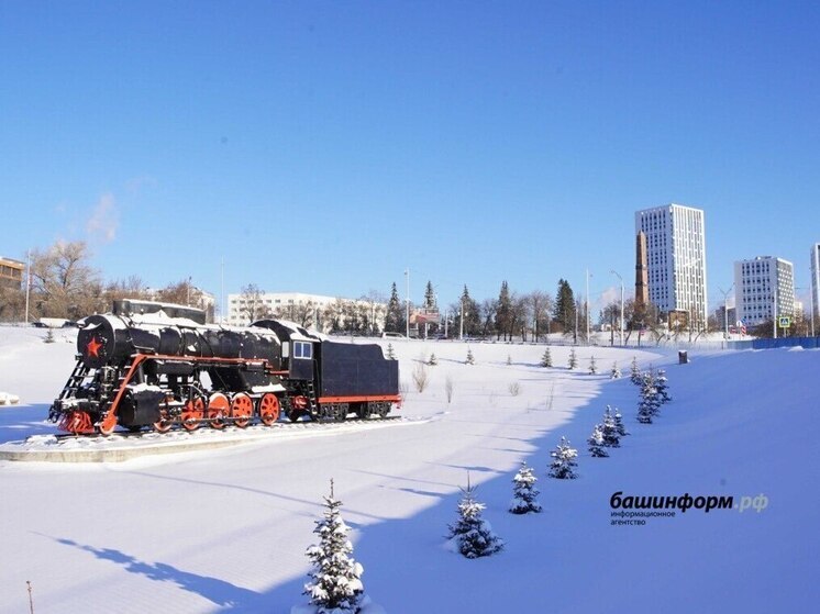 В Уфе установили паровоз для музея