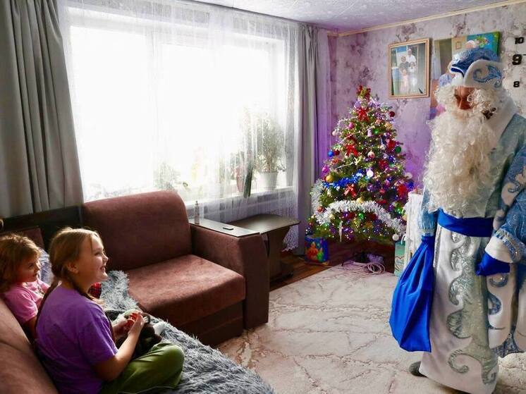 В последнюю пятницу 2025 года спикер Верховного Совета Хакасии Сергей Сокол был волшебником – исполнял новогодние желания ребятишек из Абазы и Таштыпского района