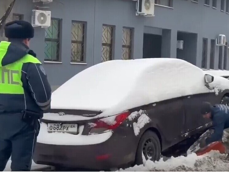 В Курске полиция эвакуировала автомобили, мешающие уборке снега